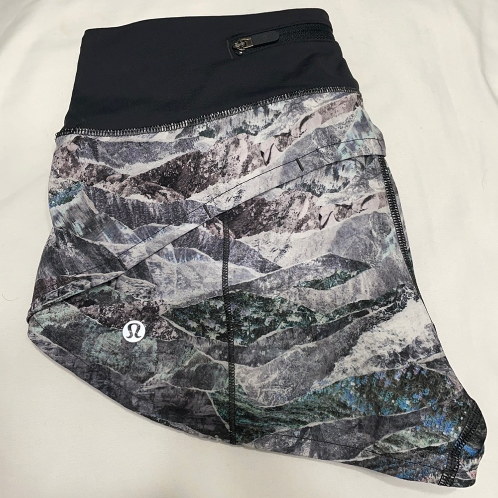 Lululemon 🍋 Hotty Hot low rise short 2.5
